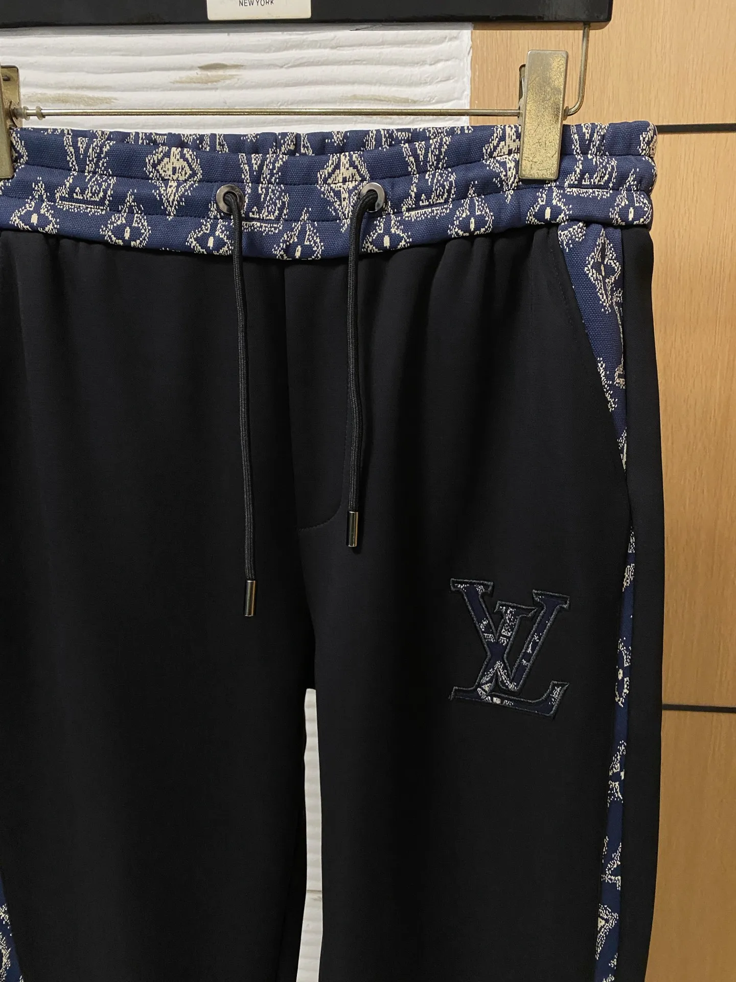 🅿️720 LV 2025 autumn and winter new counter, the same casual Tencel cotton fabric suit, breathable, comfortable and casual! Full of high-end feel! The details are exquisite and high-end, and the workmanship is impeccable! The original high-end fabric is very high-end! The fabric is crisp, anti-wrinkle and wear-resistant, warm, neat and stylish. Everyone must buy a set this autumn and winter. They must look cool and cool when wearing it. This is a model that we highly recommend! M-3XL